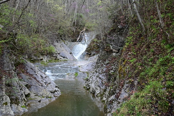 Fototapeta Lace falls at Natural Bridge State Park in Virginia.