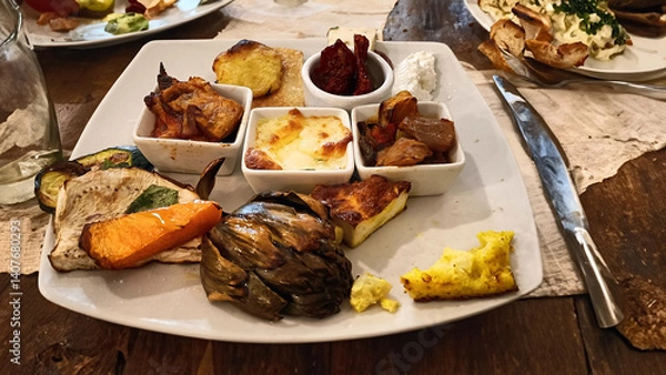 Fototapeta Un Viaggio di Sapori, Piatto Misto con Specialità Mediterranee