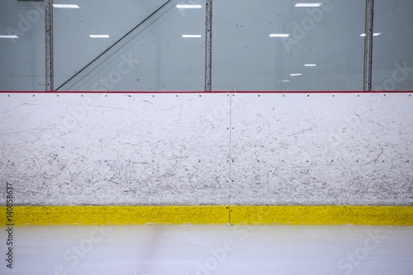 Obraz Prosty strzał z wytartymi deskami hokejowymi na rekreacyjnym lodowisku.