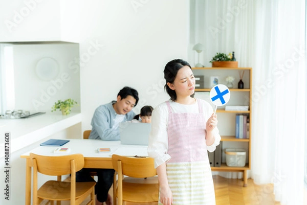 Fototapeta リビングでバツプレートを出すママ