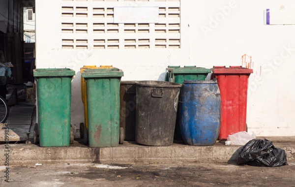 Obraz Dirty junk bin mixs not separate for recycle no clean