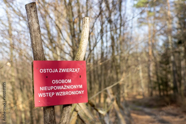 Obraz Czerwona tabliczka ostrzegająca o ostoi zwierzyny