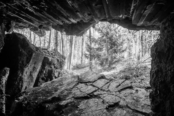 Obraz Widok ze środka wysadzonego betonowego poniemieckiego bunkra