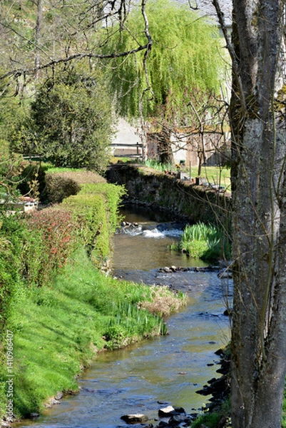 Fototapeta Hameau niché dans écrin de verdure avec ruisseau