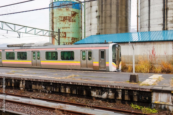 Fototapeta JR上越線のローカル電車が入ってきた。
JR五日町駅。
寂れた雰囲気が良い感じ。
五日町の市街地の風景。
雪国特有の雰囲気がある。
晩秋なので各所で紅葉が見られる。
新潟県魚沼市 - 2024年11月30日
