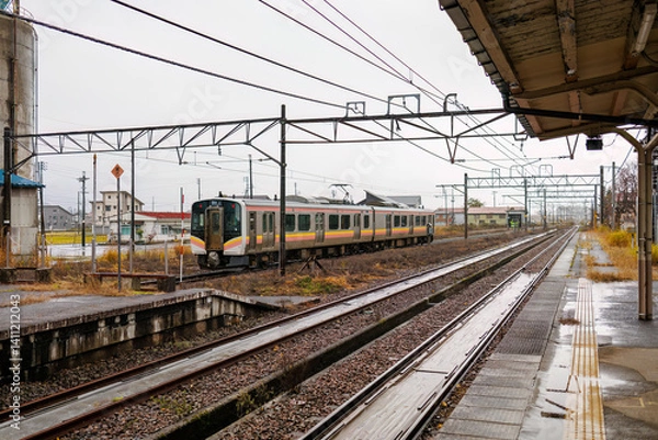 Fototapeta JR上越線のローカル電車が入ってきた。
JR五日町駅。
寂れた雰囲気が良い感じ。
五日町の市街地の風景。
雪国特有の雰囲気がある。
晩秋なので各所で紅葉が見られる。
新潟県魚沼市 - 2024年11月30日
