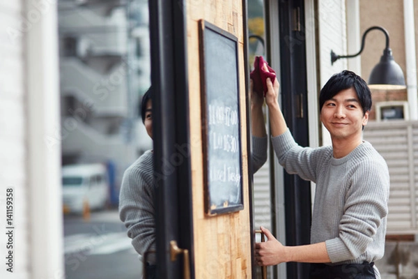 Obraz 窓を拭くカフェ店員