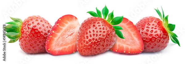 Fototapeta Pięć dojrzałych truskawek z plastrami w linii z zielonymi liśćmi na białym tle na białym tle ze ścieżką przycinającą