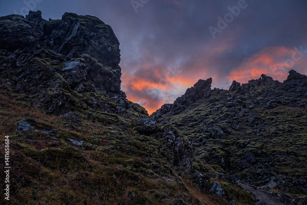 Fototapeta Iceland in september 2019. Great Valley Park Landmannalaugar, surrounded by mountains of rhyolite and unmelted snow. In the valley built large camp. Evening in september 2019