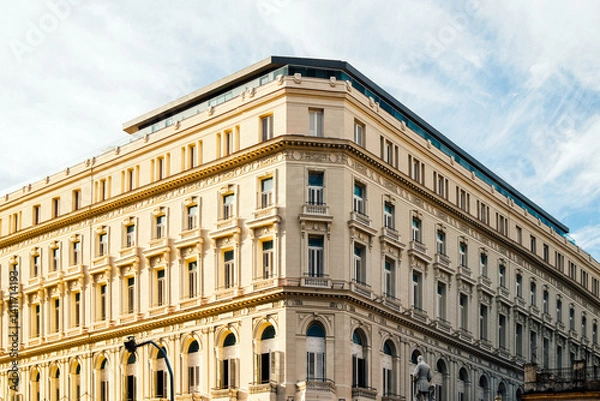 Obraz Corner view of a historic colonial building in Havana, Cuba, with deep architectural perspective, arched colonnades, and aged textures — ideal for projects about Latin American architecture