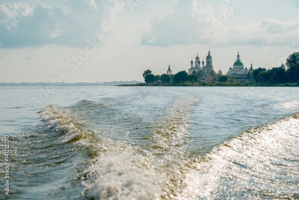 Fototapeta Rostov the Great, Spaso-Yakovlevsky Dmitriev monastery, The Cathedral Of The Conception Of Anne. Summer view from the Nero lake