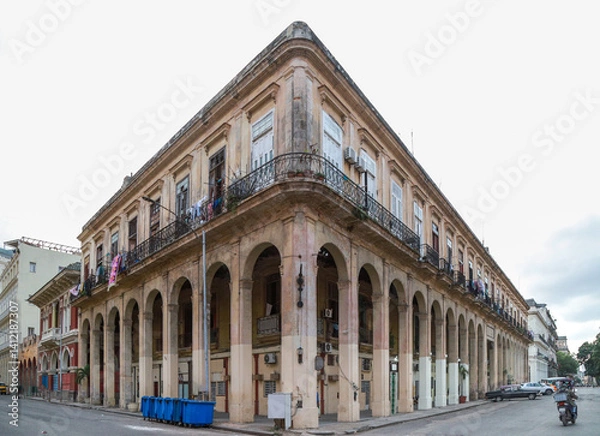 Obraz Colorful Colonial Buildings in Havana, Cuba.
Pastel-colored colonial facades in Old Havana with balconies and shuttered windows, captured in soft morning light.
