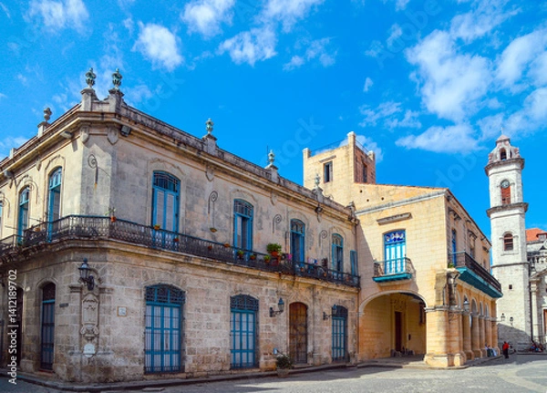 Obraz Corner view of a historic colonial building in Havana, Cuba, with deep architectural perspective, arched colonnades, and aged textures — ideal for projects about Latin American architecture,