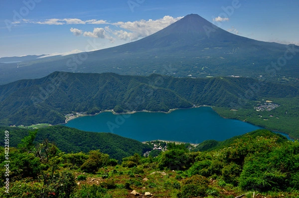 Obraz 御坂山地の雪頭ヶ岳展望台より望む　夏の富士山と西湖
