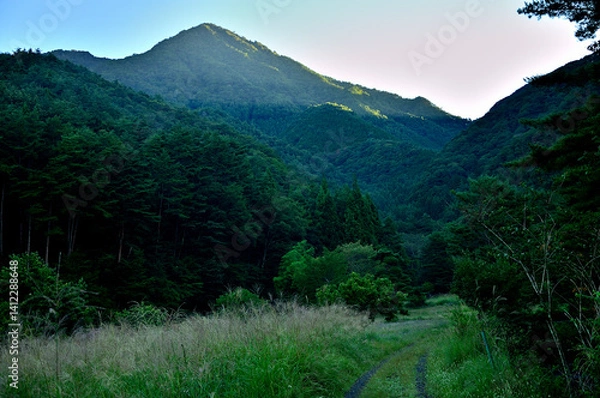Obraz 山梨県富士河口湖町　朝の根場から望む朝日射す御坂山地　雪頭ヶ岳
