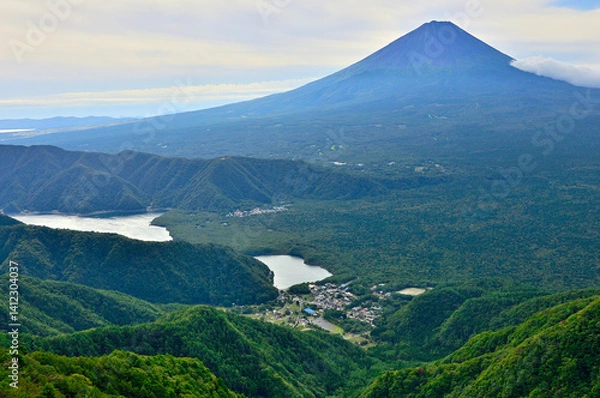 Fototapeta 御坂山地の吉沢山より夏の富士山と緑の山地
