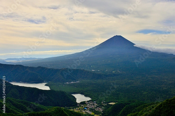 Obraz 御坂山地の吉沢山から　雲たれこめる夏の富士山と西湖
