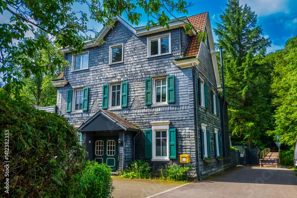 Fototapeta Verschiefertes Bergisches Fachwerkhaus an der Wupper