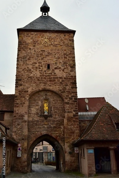 Fototapeta La tour de la Porte des Forgerons à Molsheim en Alsace vue depuis l’extérieur de l’enceinte
