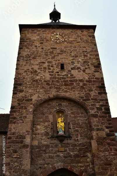 Fototapeta La tour de la Porte des Forgerons à Molsheim en Alsace vue depuis l’extérieur de l’enceinte