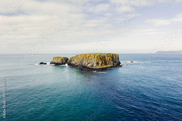 Obraz Sheep Island from Above – Tranquil Waters and Dramatic Cliffs on the Causeway Coast