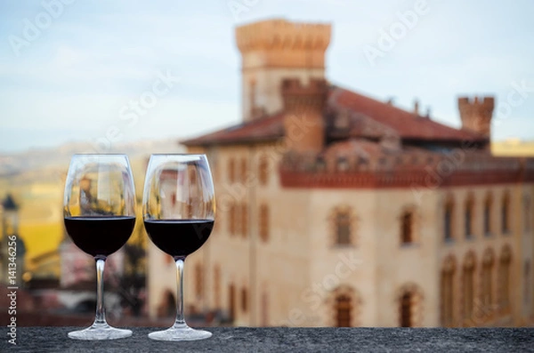 Fototapeta Dwie szklanki wina Barolo na parapecie z zamkiem Barolo (Piemont, Włochy) rozmazane w tle