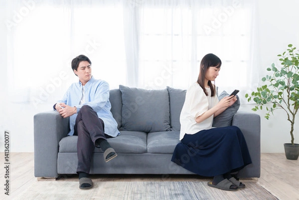 Fototapeta 夫婦　カップル　喧嘩　スマートフォン