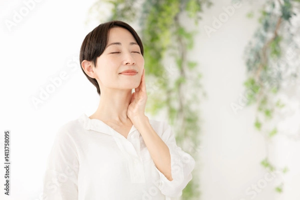 Fototapeta 肌の潤いを実感するミドル女性