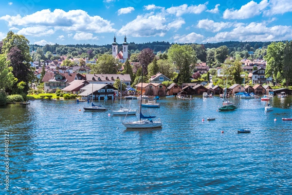 Fototapeta Tutzing nad jeziorem Starnberg pod biało-niebieskim niebem i żaglówkami w zatoce