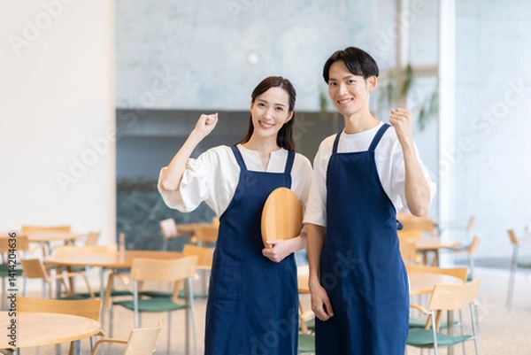 Fototapeta カフェで働く若い男女の店員