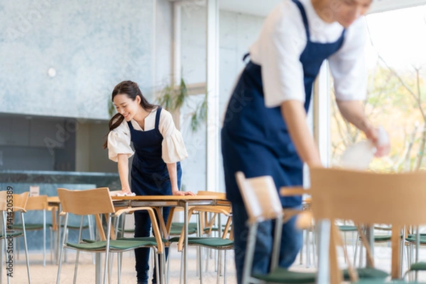 Fototapeta カフェで働く若い男女の店員