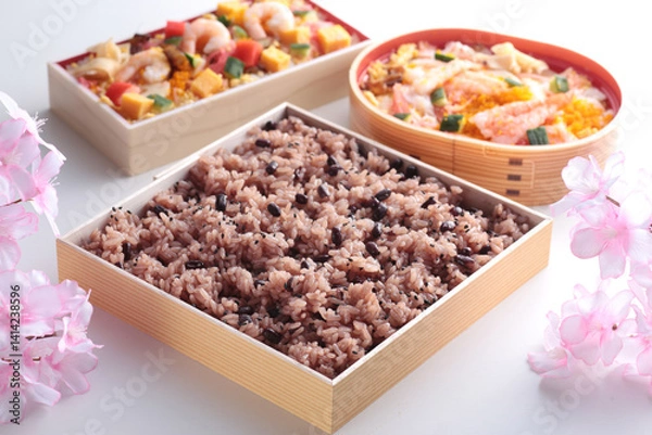 Fototapeta 日本でお祝いの行事の時に食べるピンクの背景で桜を入れて撮影したお赤飯