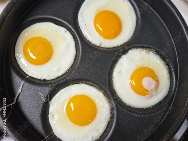 Obraz It's a fried egg made half-boiled.