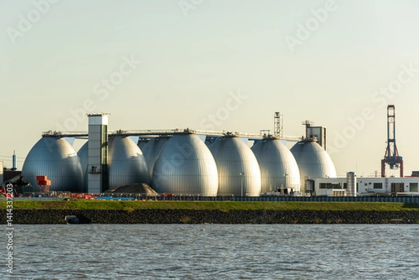 Obraz Gas storage tank in the harbour area in Hamburg