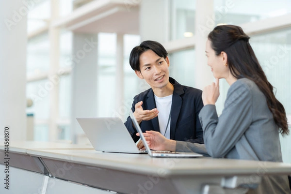 Obraz オフィスで会議をする若い男女のエンジニア