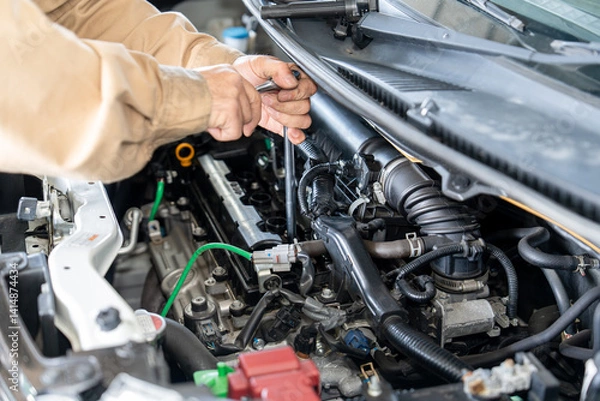 Obraz 作業をしている自動車整備士