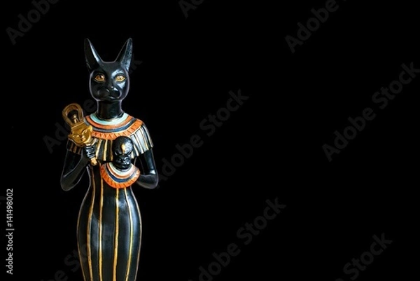 Obraz Bogini Bastet - Rola w starożytnym Egipcie na czarnym tle. Bastet była boginią w religii starożytnego Egiptu.