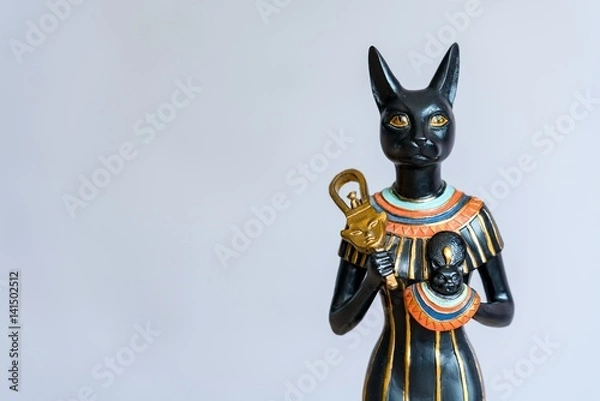 Obraz Bogini Bastet - Rola w starożytnym Egipcie na szarym tle. Bastet była boginią w religii starożytnego Egiptu.