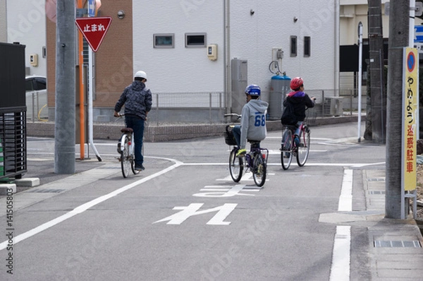 Obraz 自転車に乗って遊ぶ子供たち