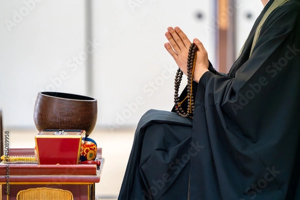 Obraz 祭壇前で祈る僧侶