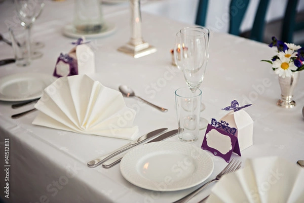 Fototapeta A very nicely decorated wedding table with plates and serviettes.