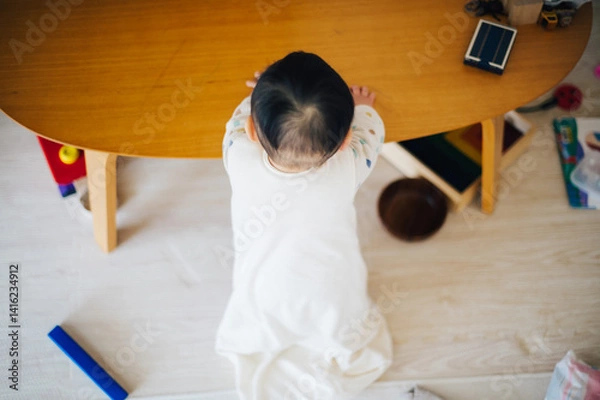 Obraz つかまり立ちをする赤ちゃんの後ろ姿