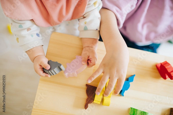 Obraz フィギュアで遊ぶ子どもたち