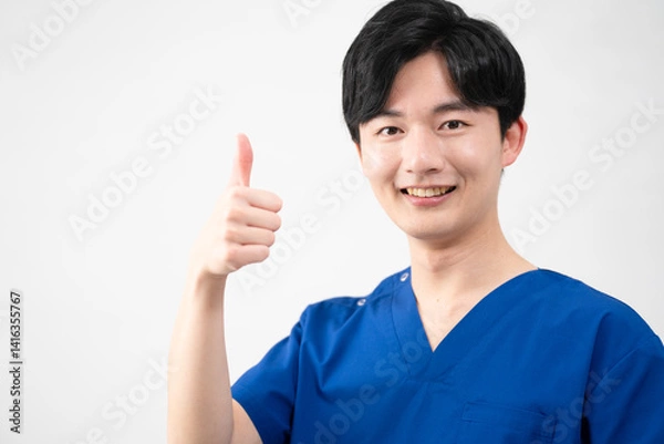 Fototapeta 医療用スクラブを着ている若い男性