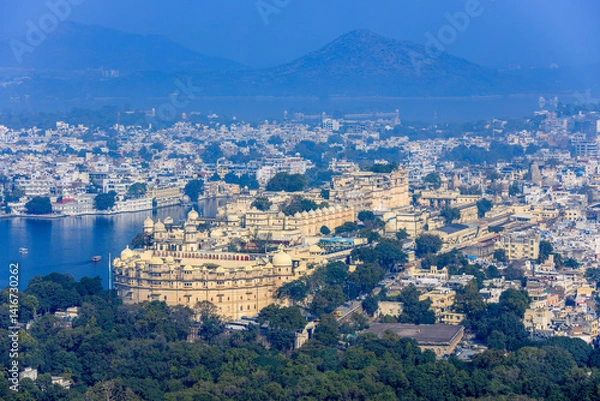 Obraz マチャラ・マグラ・ヒルから望むシティ・パレスとウダイプル街並み