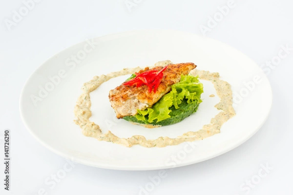 Fototapeta Куриное филе приготовленное на гриле. Гарнир картофельное пюре со шпинатом и шампиньонами