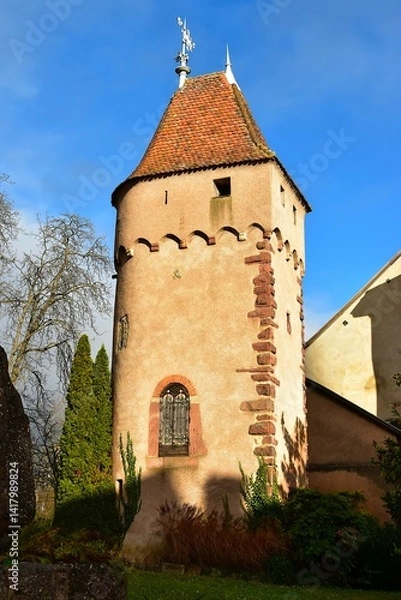 Fototapeta Tour d’enceinte des anciens remparts d’Obernai en face de l’église Saint-Pierre-et-Paul en Alsace