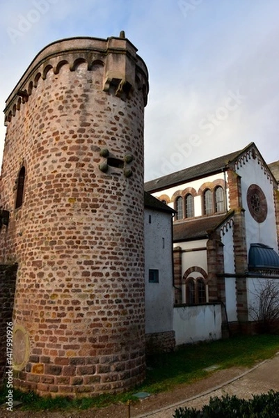 Fototapeta Tour d’enceinte des remparts devant la synagogue d’Obernai en Alsace