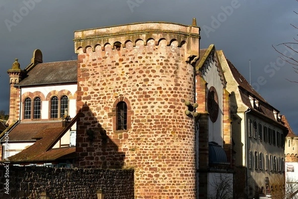 Fototapeta Tour d’enceinte des remparts devant la synagogue d’Obernai en Alsace