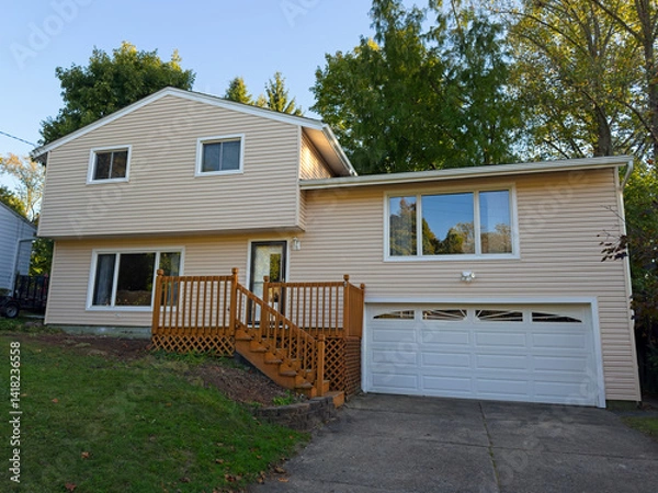 Obraz A split-level house with newly installed vinyl siding